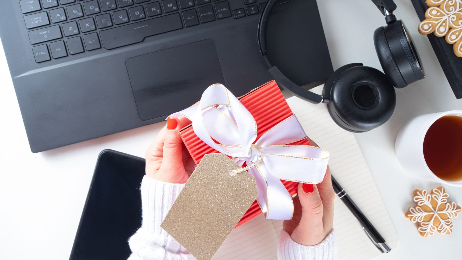 Top Business Holiday Gift Ideas for Everyone in the Office, Memorable Gifts  Blog